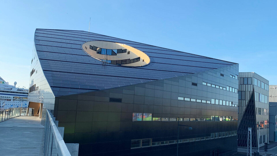 Powerhouse i Trondheim har solceller, som et av mange bygg, og nå sjekkes det om brannfaren med slike anlegg.
