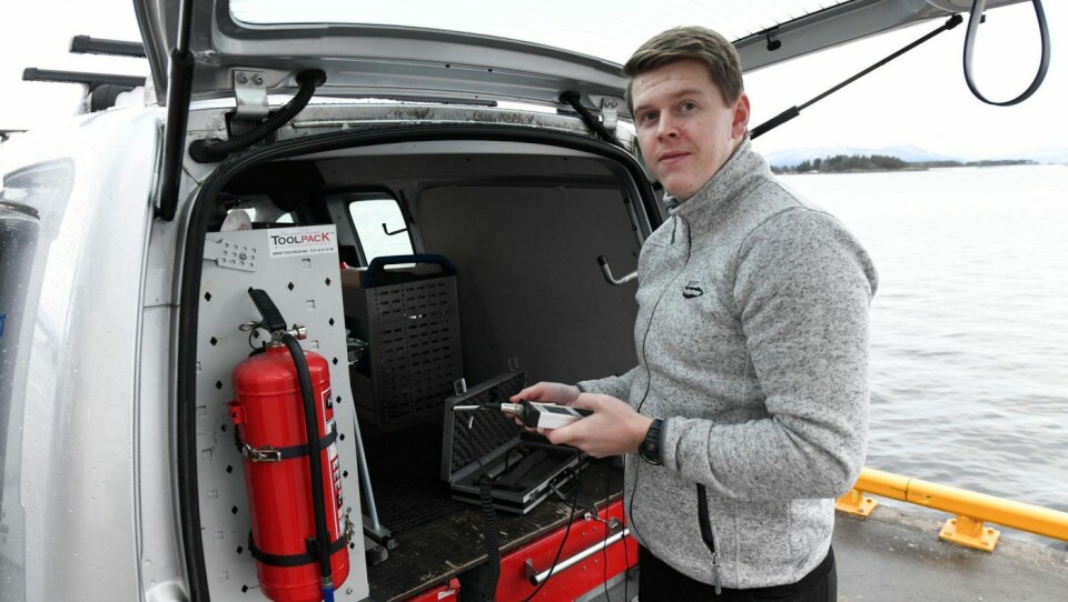 I bilen har Aleksander Fossan utstyret som trengs for å jobbe med ventilasjon og luftmålinger.Foto: Anders Tøsse, Vest Vind Media