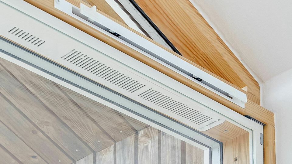 Lufting gjennom vinduer brukes i en ny hybridløsning for ventilasjon.