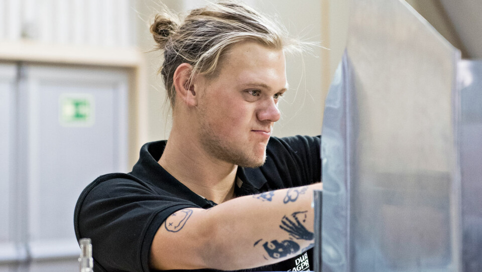 Felix Galanaylis er en av de unge som har utdannet seg til blikkenslager. Regjeringen vil ha flere som ham.