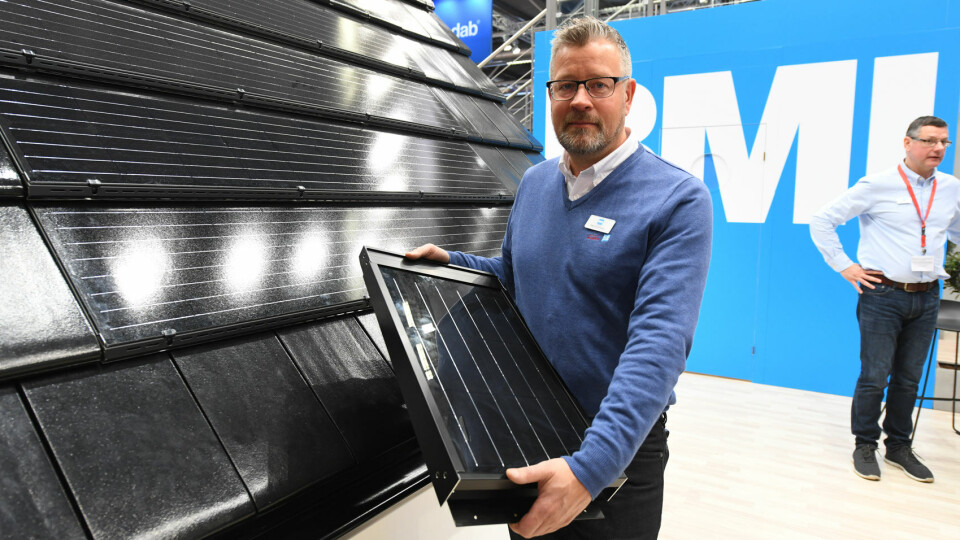 Mats Simonsson demonstrerte solceller fra Monier under Nordbyggmessen som en av mange som satser på dette markedet.