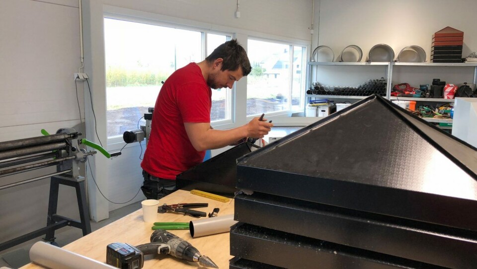 Sebastian Pedersen har fagbrev som tømrer og et par år som ruffneck i Nordsjøen. I dag er han ferdig med læretiden som blikkenslager, og skal opp til venneprøve i løpet av sommeren.