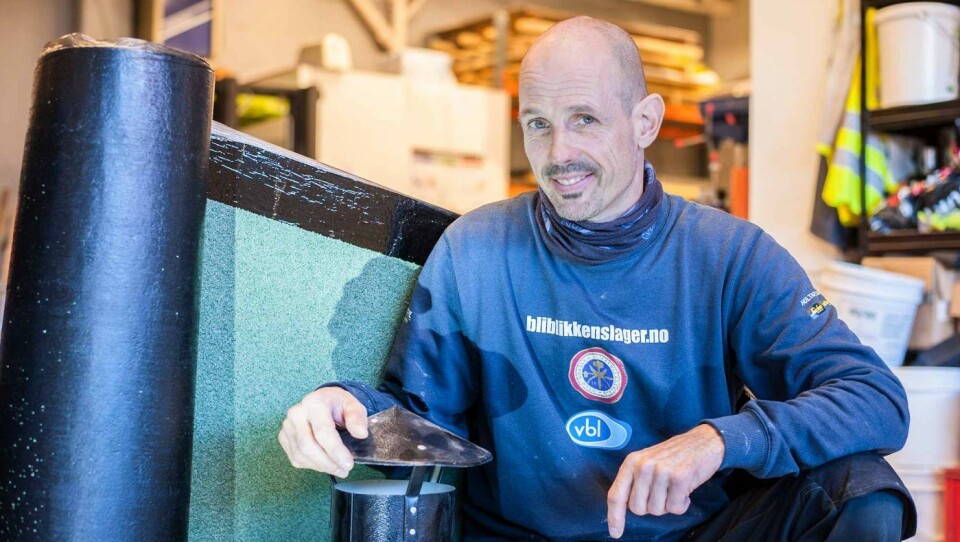 Christian Zschaebitz kombinerer taktekking og blikkenslagerarbeid.Foto: Anders Tøsse, Vest Vind Media Christian Zschaebitz kombinerer taktekking og blikkenslagerarbeid.Foto: Anders Tøsse, Vest Vind Media