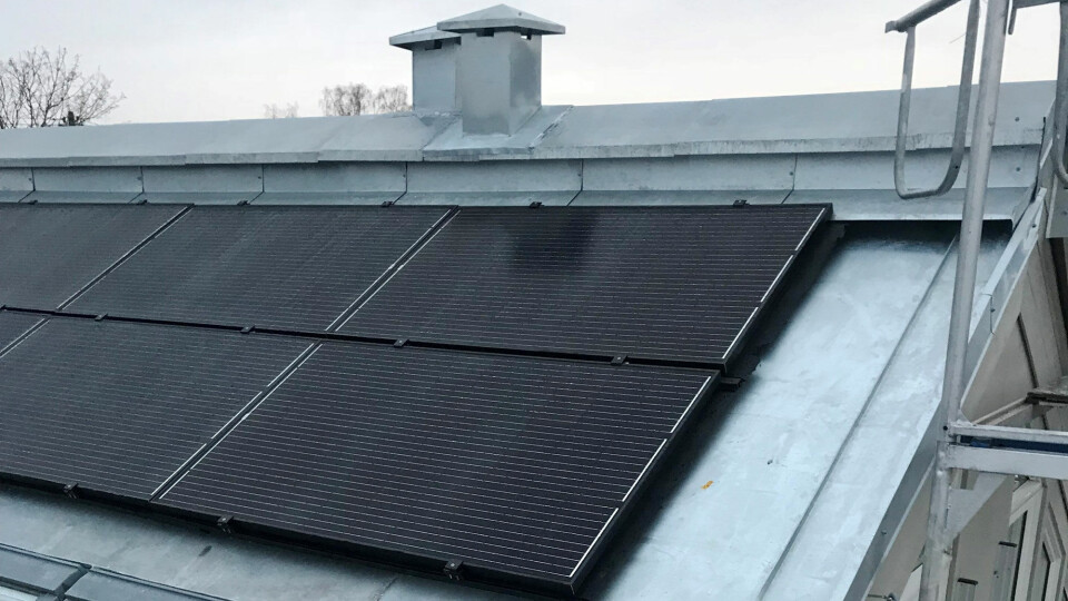Først har taket fått sink før solcellepaneler er lagt på for å gi energi til bygget.
