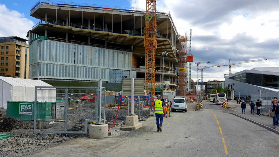 Her i Bjørvika sentralt i Oslo sliter mange med å få kjøre med materialer og parkere, men noen tar på seg jobber tross problemene.