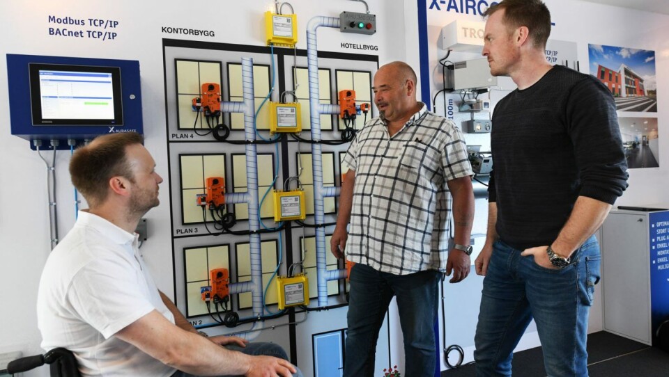 Aurasafe som er brannvarslingssystem ble vist fram av Ole Anders Uv (t.v.) til Jan M. Havnvik og Andreas Sletbakk fra GK Inneklima i Kristiansund.Foto: Anders Tøsse, Vest Vind Media