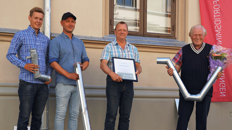 Hellberg & Bjerkeli fikk pris, og her viser fra venstre Ulrik-Schau-Olsen,-Robert-Eriksen,-Svein-Hanssen,-Freddy-Hellberg frem litt av det de lager. Hellberg & Bjerkeli fikk pris, og her viser fra venstre Ulrik-Schau-Olsen,-Robert-Eriksen,-Svein-Hanssen,-Freddy-Hellberg frem litt av det de lager.