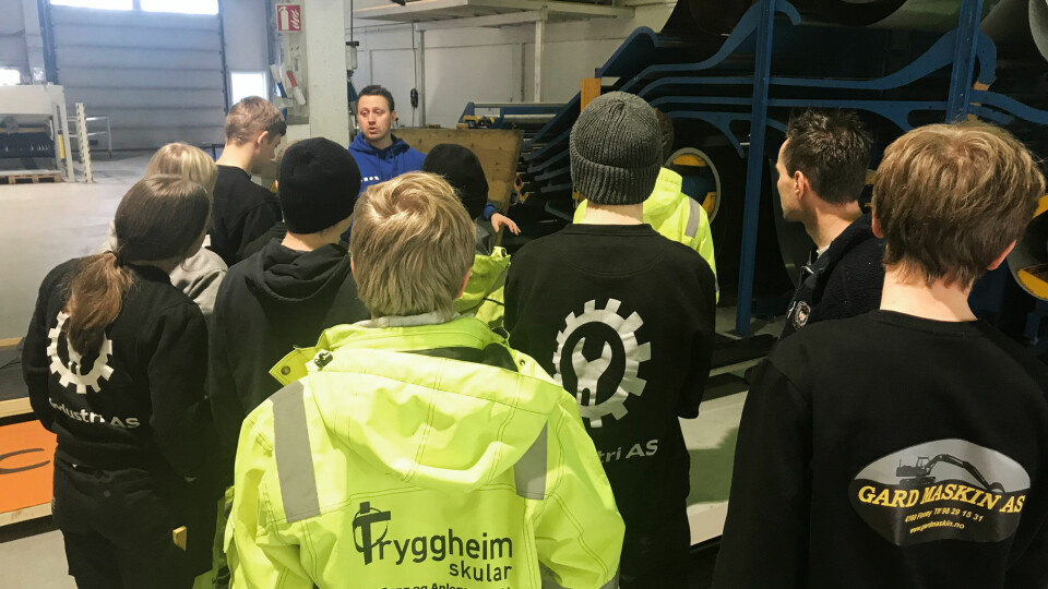 Joakim Haarr forteller her elever som besøker Lie Blikk hvordan det er å jobbe som blikkenslager.