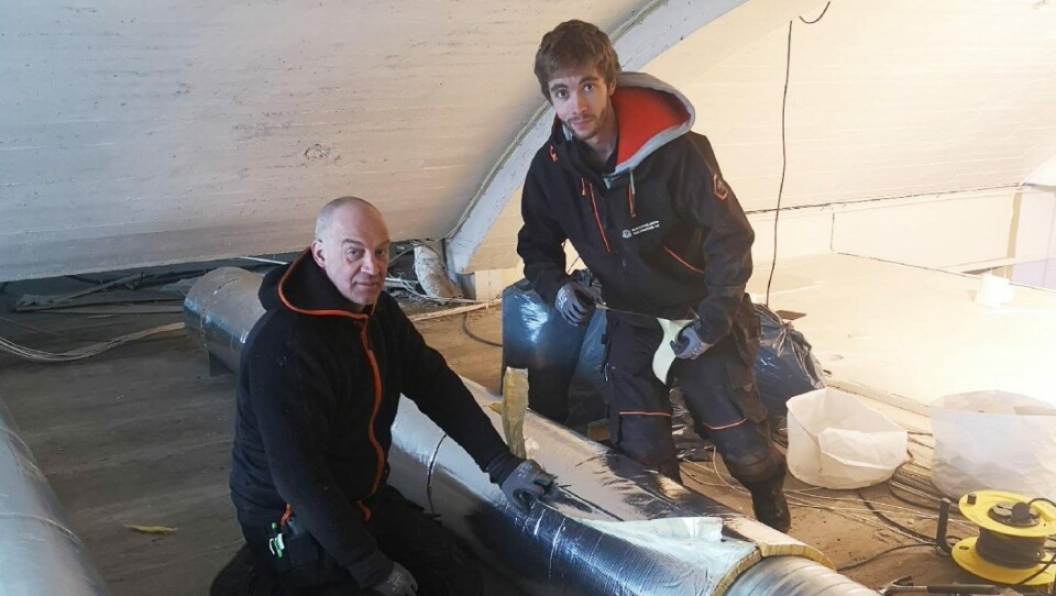 Omar Kato Svorkmo (t.v.) og Jonas Dreyer monterer ventilasjonsanlegg i et næringsbygg.