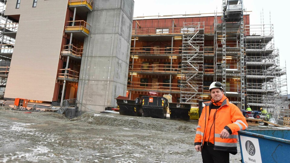 Bjørnar Eriksen foretrekker fast ansatte slik som her ved ny boligblokk i Orkanger.