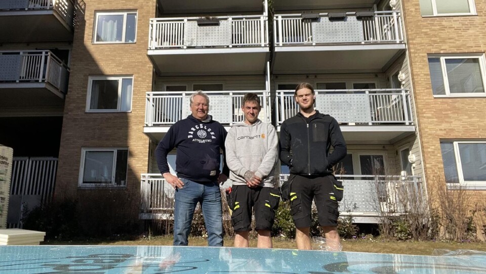 Lars Eriksen (tv) overvant høydeskrekken og har nå drevet eget blikkenslagerverksted i Oslo i 40 år. Her sammen med Robin Wilhelmsen og Felix Galanoylis.