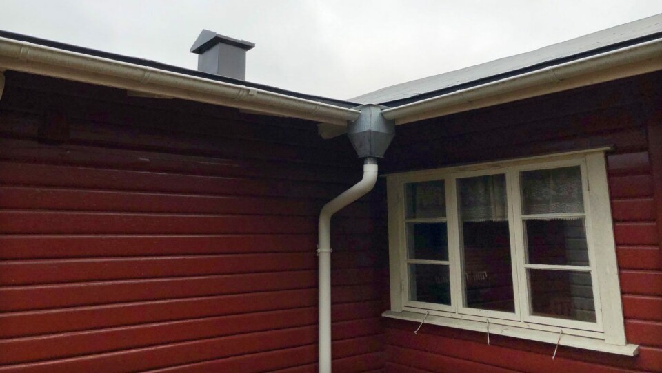 Takrenner og nedløp ble også montert.