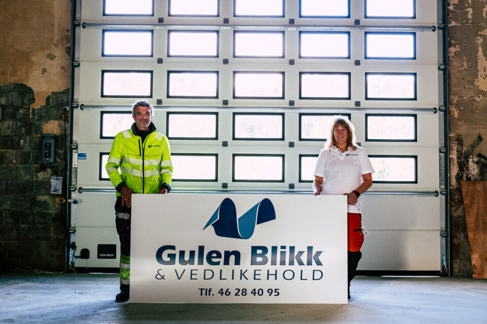 Med skilt og utstyr på plass er Eva Kløvtveit og Rune Larsen i full gang i lokaler i Gulen.