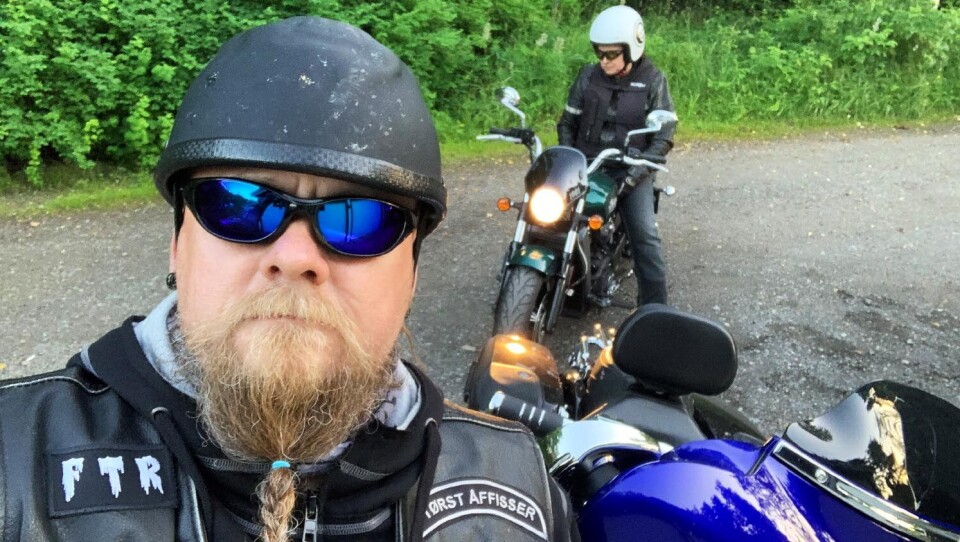 Jan Martin Brodin har lidenskap for motorsykler – og det samme har kona Kathrine. – Det er ikke akkurat mopeder dette her, smiler han.
