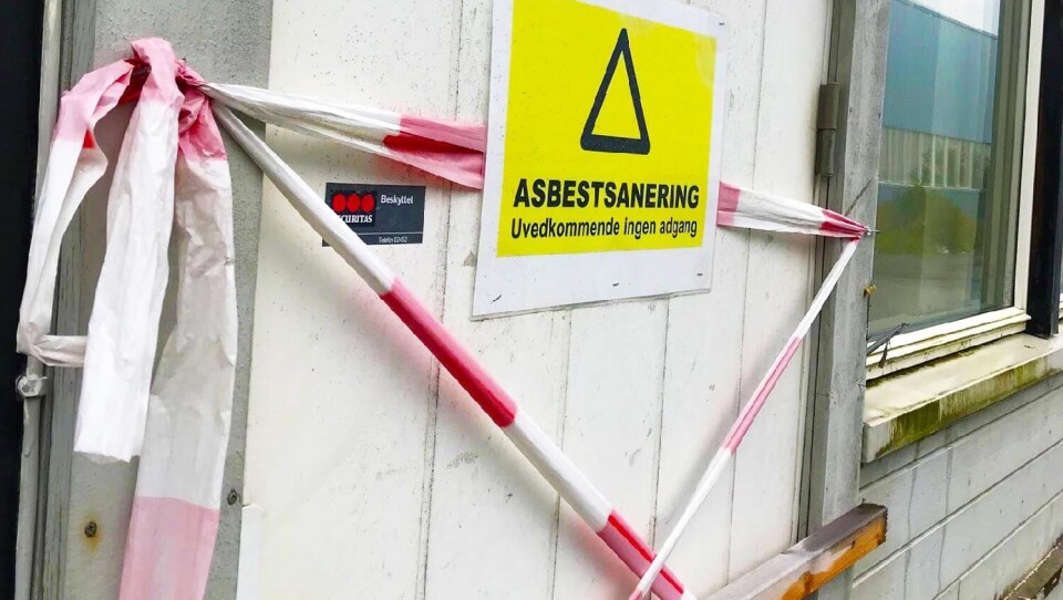 MÅ SØKES OM: Det er ulovlig for virksomheter å gjøre asbestarbeid uten tillatelse fra Arbeidstilsynet. Bildet viser en bygning hvor det foregår asbestsanering.