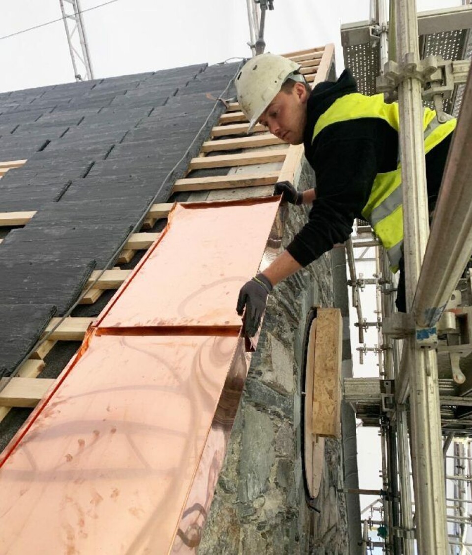 Rasmus Hovda Hanssen legger kobberbeslag på Stavanger domkirke.