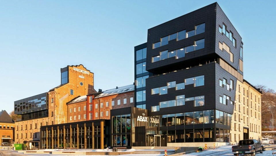 Aluminiums-fasaden preger en fornyet mølle i Larvik.
