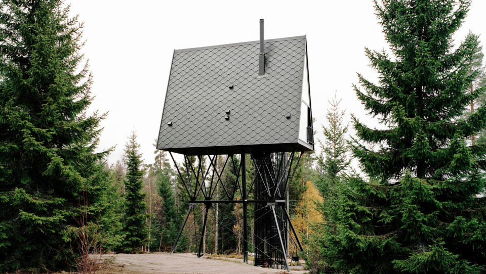 Hyttene er plassert åtte meter over bakken i Finnskogen.