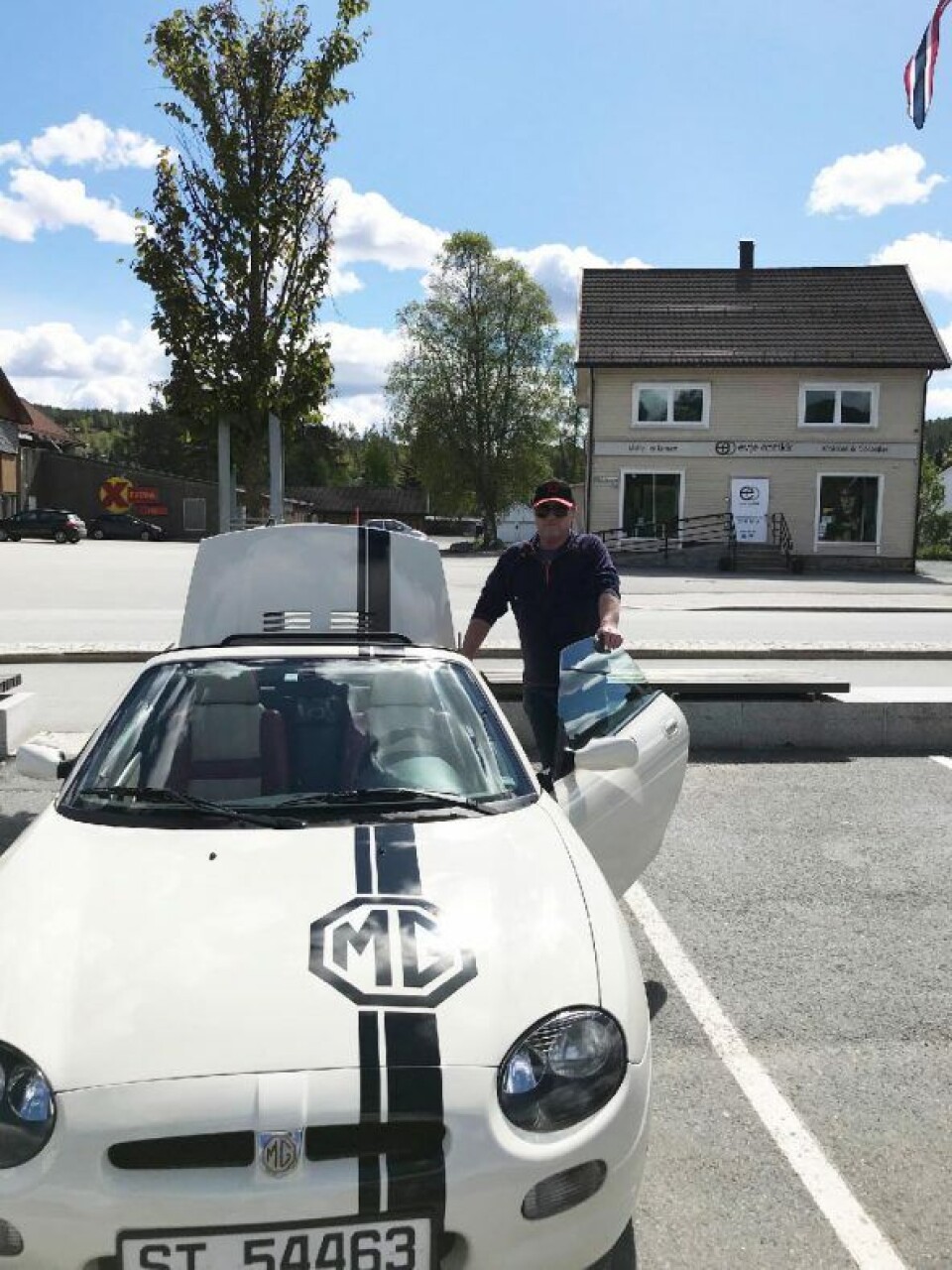 Jan Morten Ødegaard har stor lidenskap for britiske veteranbiler, og særlig sportslige MG’er og Aston Martin. Her med sin siste MGF.