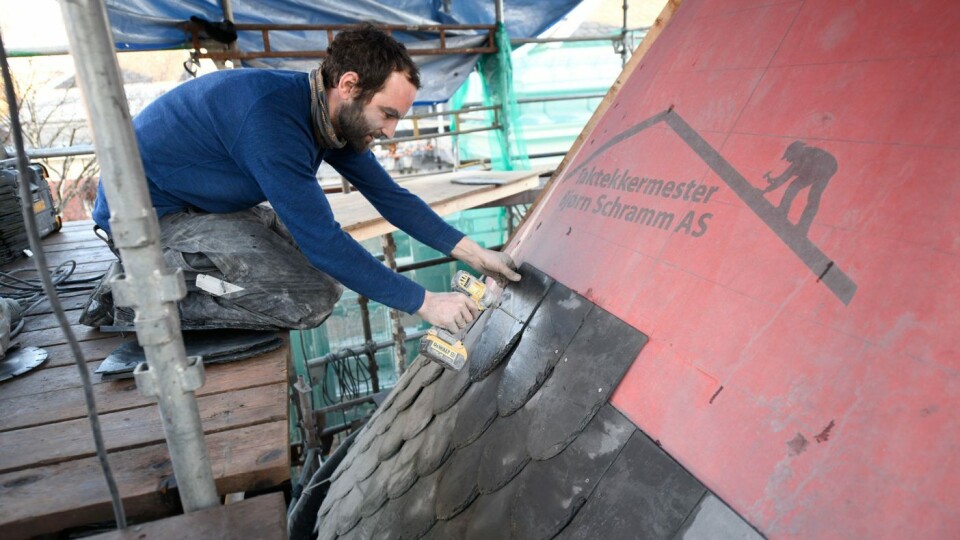 Taktekker Benny Morgenstjern har ansvaret for skiferleggingen.Foto: Anders Tøsse, Vest Vind Meida Taktekker Benny Morgenstjern har ansvaret for skiferleggingen.Foto: Anders Tøsse, Vest Vind Meida