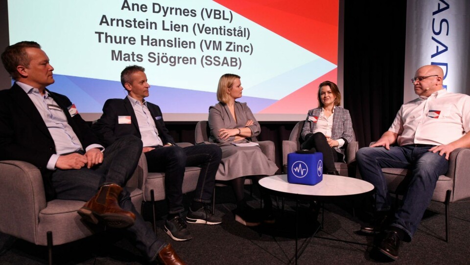 Konferansier Ingrid Gjessing Linhave hadde en prat i sofaen med Mats sjögren, SSAB, Arnstein Lien, Ventistål, Ane Dyrnes, VBL og Thure Hanslien, VMZINK.