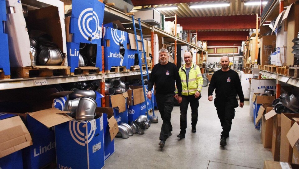 Lageret hos Mathiassen Ventilasjon-Blikkenslager på Finnsnes er vanligvis velfylt og tar høyde for krevende logistikk til Nord-Norge. Nå har de store utfordringer med å skaffe aggregater og komponenter. Fra venstre Stig Mathiassen, Knut Ivar Hov og Stein Hansen.Foto: Oddbjørn Roksvaag, Vest Vind Media