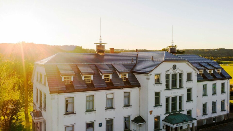 Taket er ferdig renovert, mens nå skal fasadene fornyes. Taket er ferdig renovert, mens nå skal fasadene fornyes.