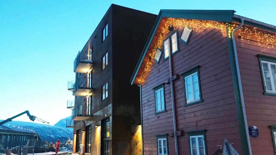 Det nye bygget står sammen med gammel bebyggelse i Tromsø. Foto: Brage Einset Det nye bygget står sammen med gammel bebyggelse i Tromsø. Foto: Brage Einset