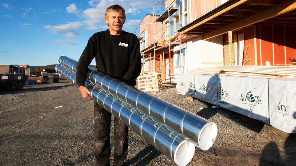 Geir Skrove kan fortelle om svette dager i varmen, og mange spørsmål om kjølemuligheter.