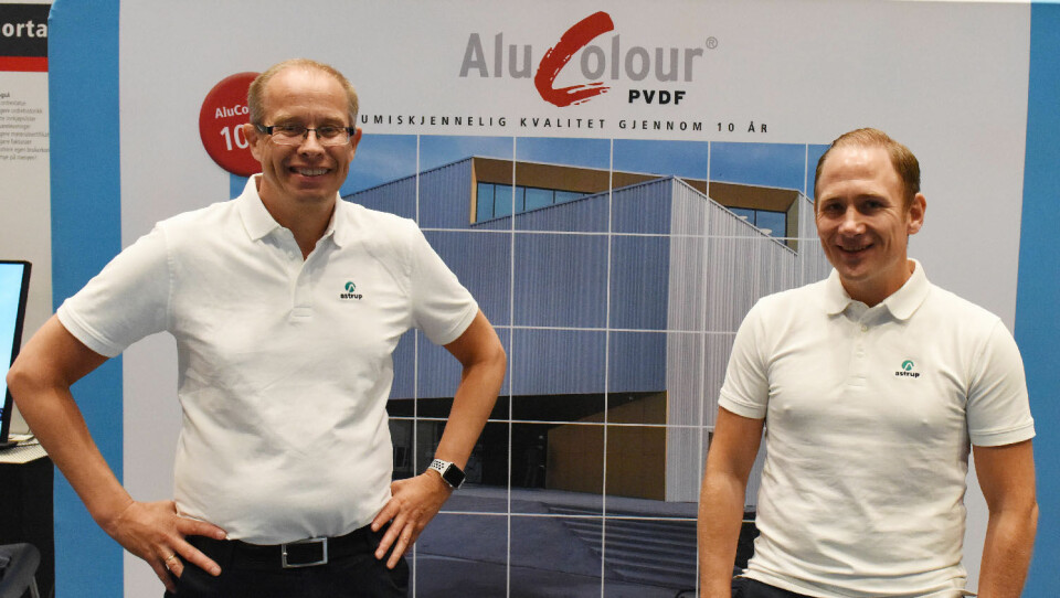 Daglig leder Thomas Engen (t.v.) og produktsjef aluminium/plater Wincent S. Landsverk i Astrup opplevde god respons på sin stand på Fagtreff 2022.