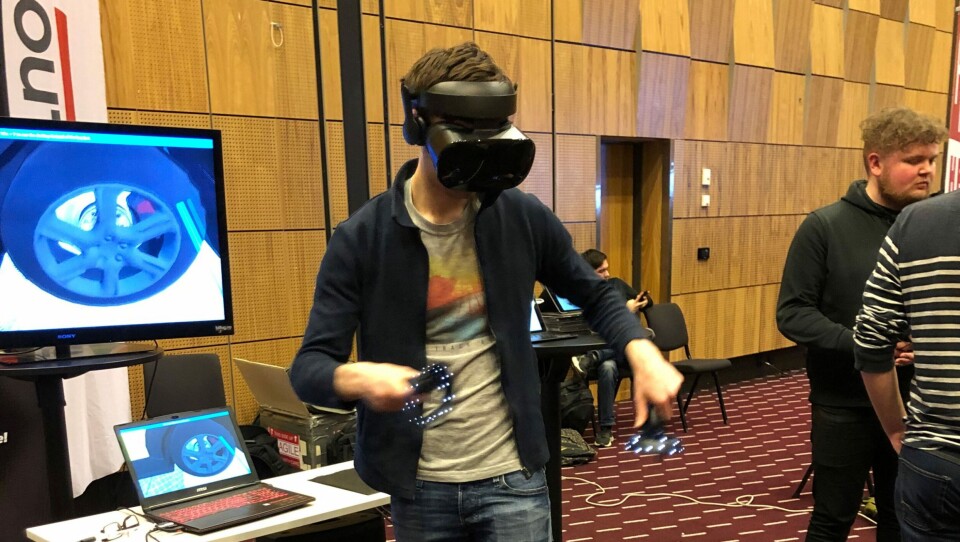 NTNU-studenter prøver ut VR-briller i prosjektet for å rekruttere flere til yrkesfag.