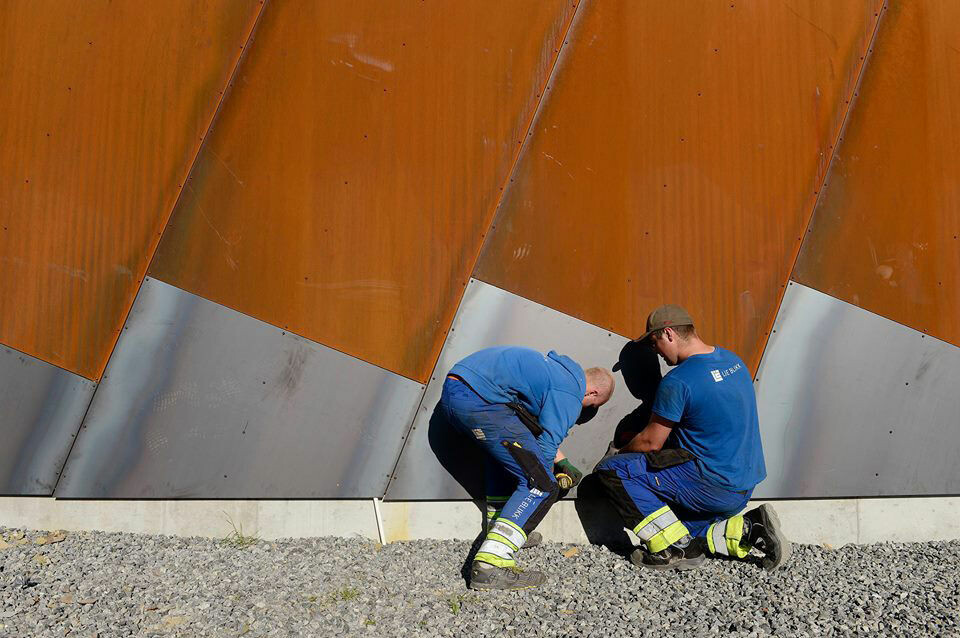 Arkitekten ønsket at cortenstål-platene skulle monteres på skrå.
