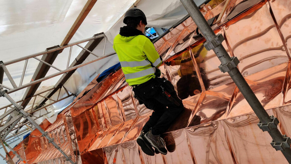 Her går arbeidet med å legge kobber på et bygg i Møllergata 10 i Oslo nesten som vanlig for Storo Blikkenslagerservice.