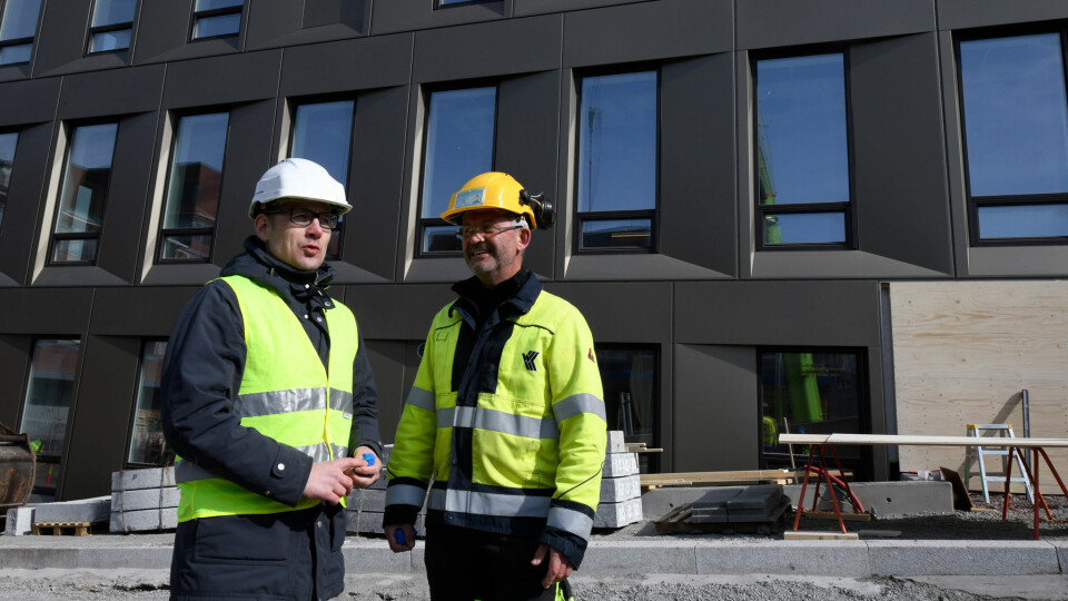 Walter Karppinen (t.h.) opplever foreløpig ikke så store problemer på prosjekt. Her sammen med Wincent Sæther Landsverk fra Astrup fra fasade-jobb med sykehuset i Tønsberg.
