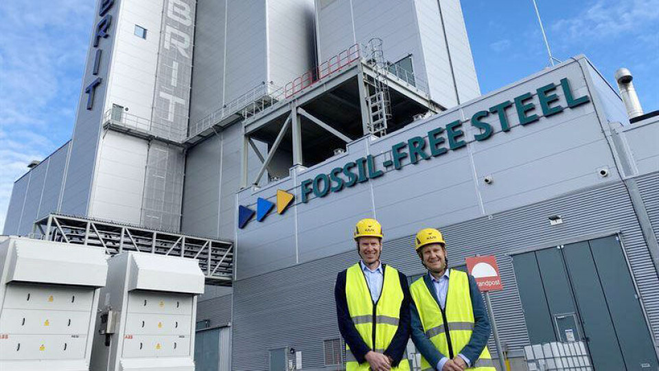 Norsk Stål har inngått en avtale med SSAB, og vil være deres første eksterne distributør av fossilfritt stål på det norske markedet fra 2026. Fra venstre Norsk Ståls administrerende direktør Helge Runer og Head of Sales Sverige & Norge i SSAB, Matts Nilsson.