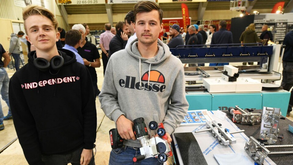 Lærling Jonas Jortveit (t.v.) og Gjøran Djupesland med svennebrev hos Blikkenslagermester Leif Hansen trivdes på messe, spesielt med verktøy.Foto: Anders Tøsse, Vest Vind Media