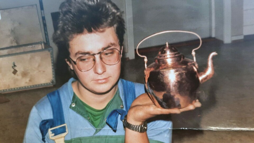 .Ivar Ottestad med kobberkjelen sin da han tok mesterbrevet i 1989.