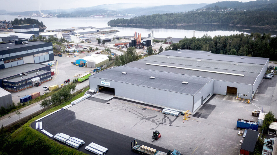 De indiske eierne i Tata Steel Norway Byggsystemer AS har inngått en historisk lang leieavtale der ny hall inngår. Den nye hallen i forgrunnen.