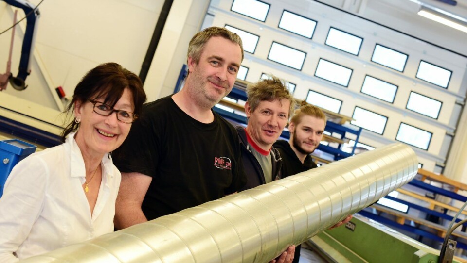 Margit B. Roth sammen med noen av de ansatte i Førde Metallprodukt AS, fra venstre Rune Rysjedal, Artur Galek og Tim Rune Butz.