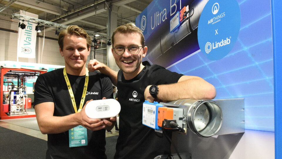 Salgssjef ventilasjon hos Lindab, Stefan Myhre Pettersen og produktsjef hos Airthings, Martin McGloin, smilte om kapp med sola under lanseringen på VVS-dagene på Lillestrøm.