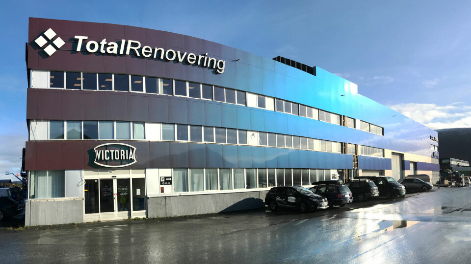 Alutile leverer aluminiumsfasader til Total Renovering i Tromsø. Her er det brukt Spectra Purple HT-422 som skifter farge fra ulike vinkler..