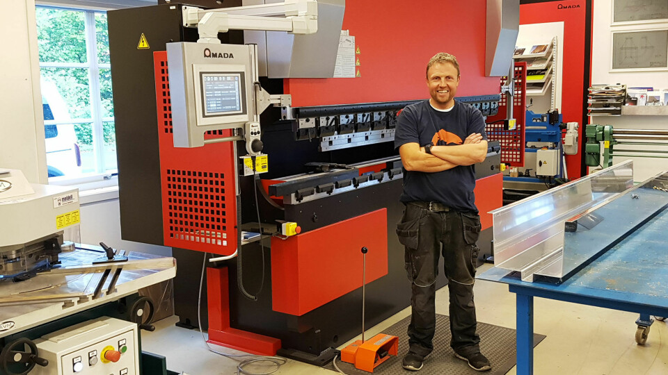 Tommy Asbjørnsen foran den nye maskinen som tar langt større dimensjoner for å knekke og gjør flere detaljer.
