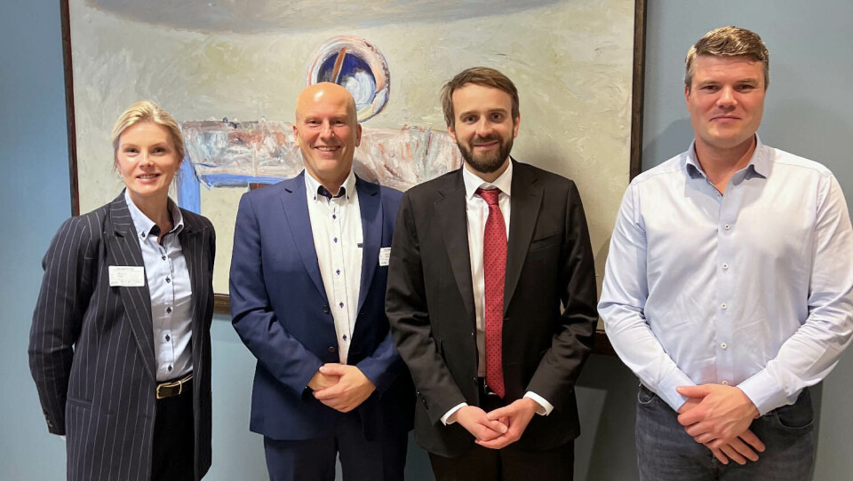 Flexit møtte næringsministeren. Fra venstre. Pernille Martinsen Westlie (eier Flexit), Knut Skogstad (adm.dir Flexit), Jan Christian Vestre (næringsminister) og Johan Martinsen (eier Flexit). Flexit møtte næringsministeren. Fra venstre. Pernille Martinsen Westlie (eier Flexit), Knut Skogstad (adm.dir Flexit), Jan Christian Vestre (næringsminister) og Johan Martinsen (eier Flexit).