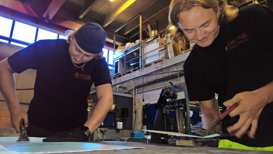 De to ishockey-spillere Nichlas Kløvstad og Håkon Holmle Frøberg er i gang som lærlinger for å bli blikkenslagere.