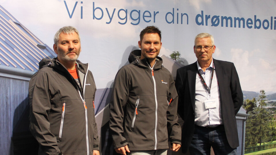 Spennende samarbeid for Kaizer. Fra venstre: Raymond Larsen daglig leder i Tre Team Entreprenør AS, Trond Helge Kristiansen daglig leder i Kaizer AS og Torbjørn Grønningsæter driftsjef i Byggmann Gruppen AS.