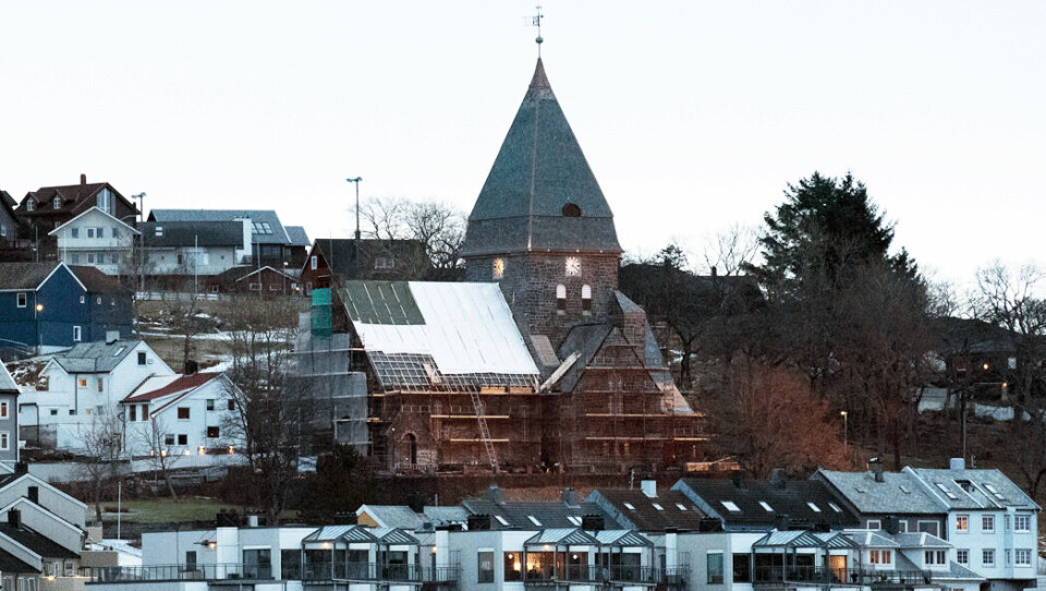 Ett år brukes på å legge nytt tak og tårn på Nordlandet kirke.