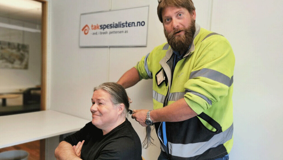 Kenneth Helliesen fikk rett i veddemålet, og dermed måtte hestehalen til Egil Pettersen klippes.