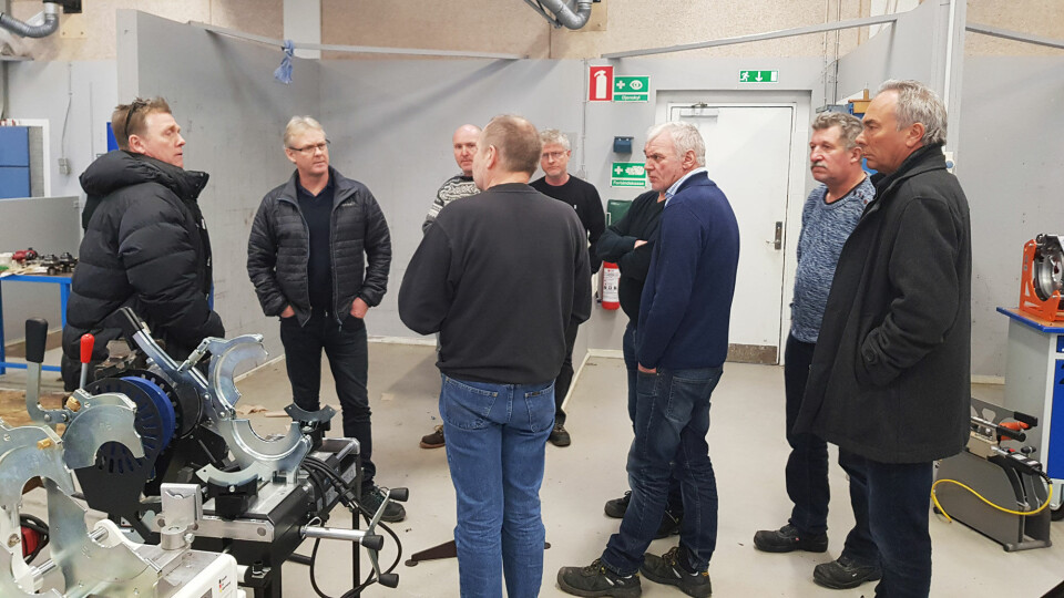 Blikkenslagere fra Agder fikk se hvordan danske elever har det i hverdagen.