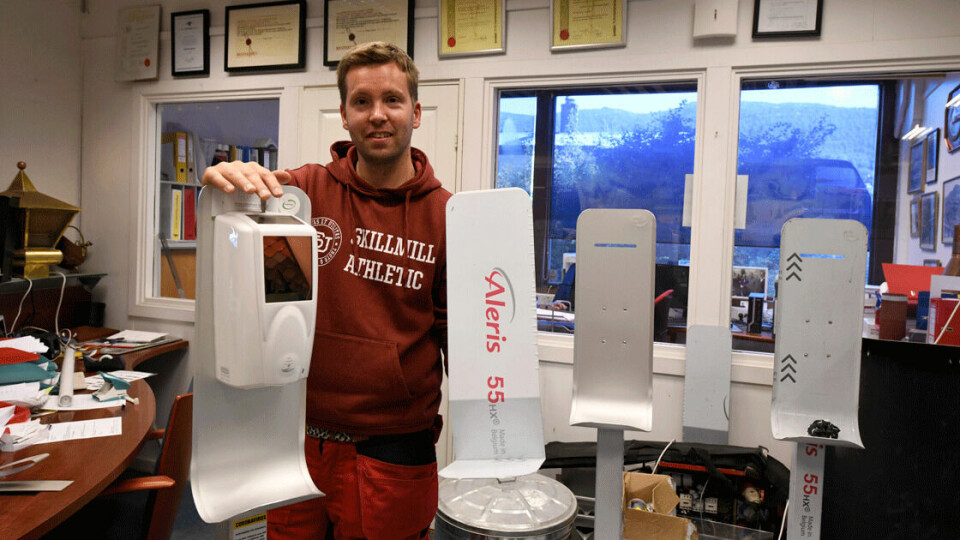 Espen Slettmo har bidratt til å få produsert både bordstativ og gulvstativ til antibac.