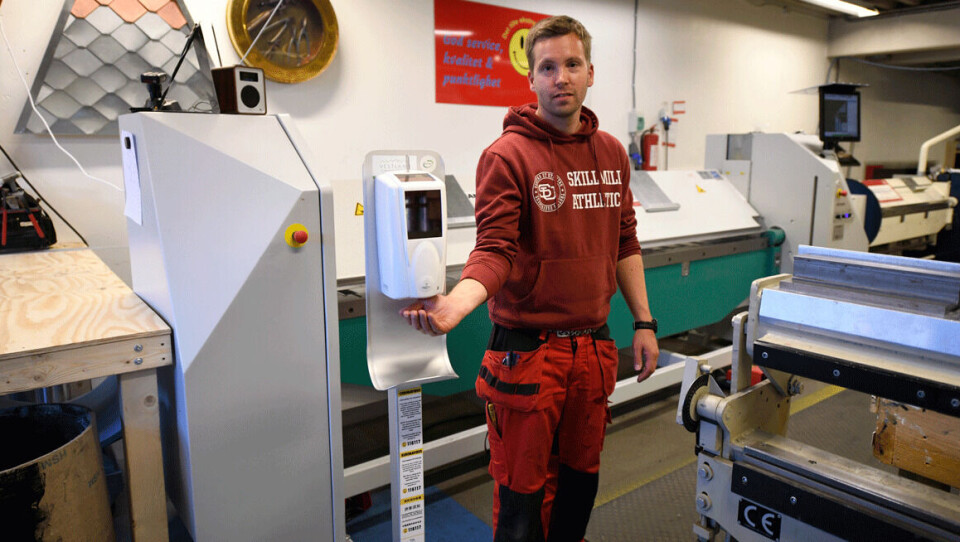 Espen Slettmo viser frem et antiback-stativ som det er produsert flere hundre av siste månedene. Espen Slettmo viser frem et antiback-stativ som det er produsert flere hundre av siste månedene.
